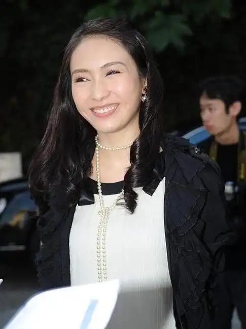 阔太黎姿48岁了仍不见老穿系带衬衣优雅高贵这颜色常人哪敢穿