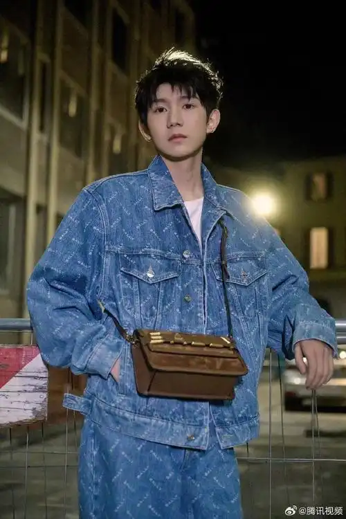 王源米兰街头牛仔大片##王源米兰时装周上班造型