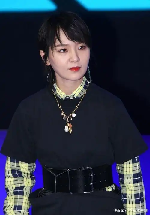 "假小子"周笔畅变女神,细腰长裙女人味十足,但站姿依然挺爷们