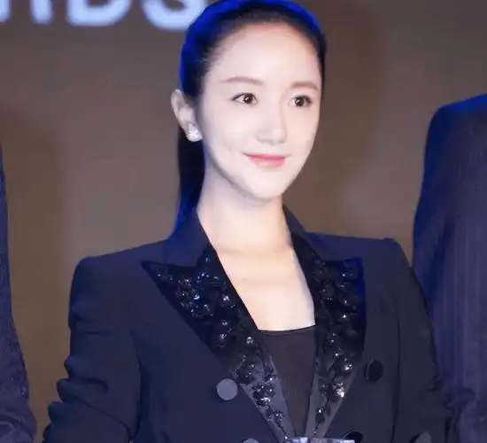 李倩16岁拍戏救父,黄轩唯一官宣女友,如今点痣认不出