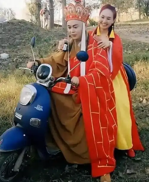 演员休息时都在干嘛?"唐僧"躲着抽烟,杨紫这张忍不住不笑