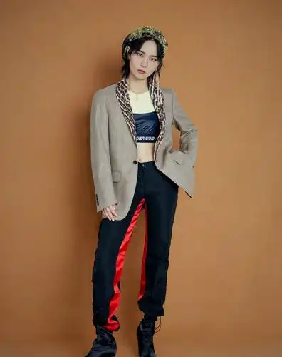 周笔畅是要闹哪样,宽上衣配牛仔裤变五五身材,165穿出155既视感