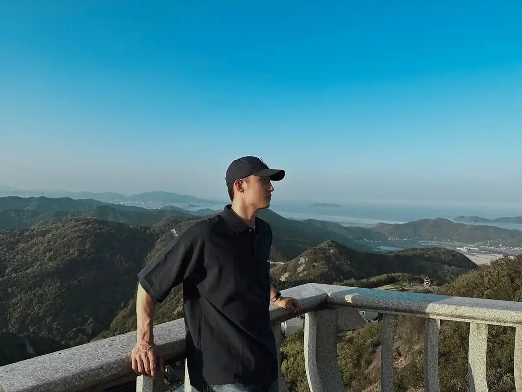 景瑜发了在象山爬山时拍的照片,男士旅游照姿势get哈哈!