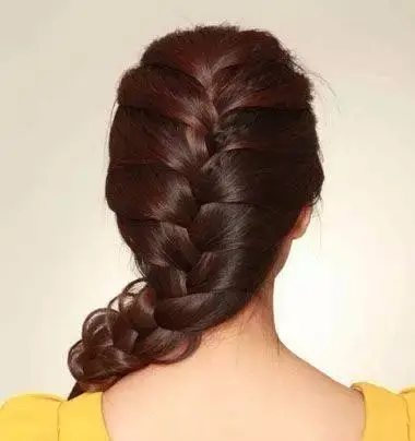 蜈蚣辫只是这款发型中,做出来的一部分,重点还是给头发做成蜈蚣辫之后