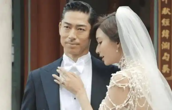 林志玲婚纱照花絮曝光,她手捧老公的脸深情对望画面甜炸_姐姐_婚礼