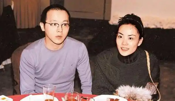 这名女子看起来很是年轻靓丽,和窦唯女儿像是同龄人