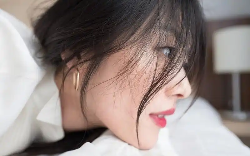 刘雯私房性感床上写真高清桌面壁纸