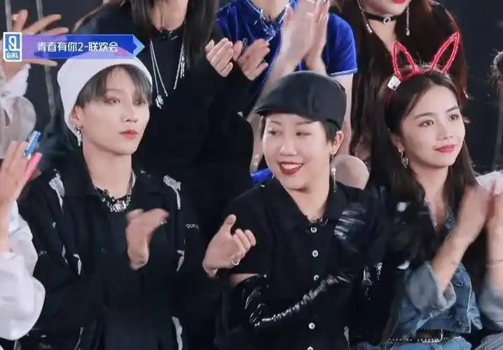原创青2首届联欢会来啦刘雨昕坐第一排孔雪儿的座位却很难找