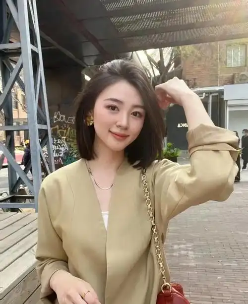 直发发型设计图片(好看的卷发发型中长发圆脸减龄)(2)