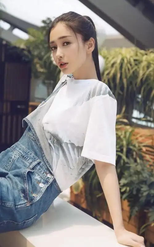 杨颖穿斜肩背带裤,减龄效果堪比20岁少女,难怪黄晓明宠她成宝