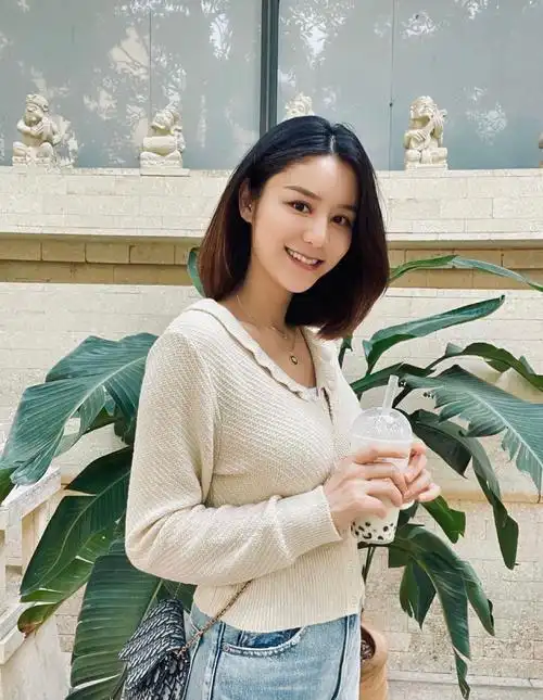 张馨月林峰一家三口同框,甜蜜过节其乐融融,意外曝光家居摆设