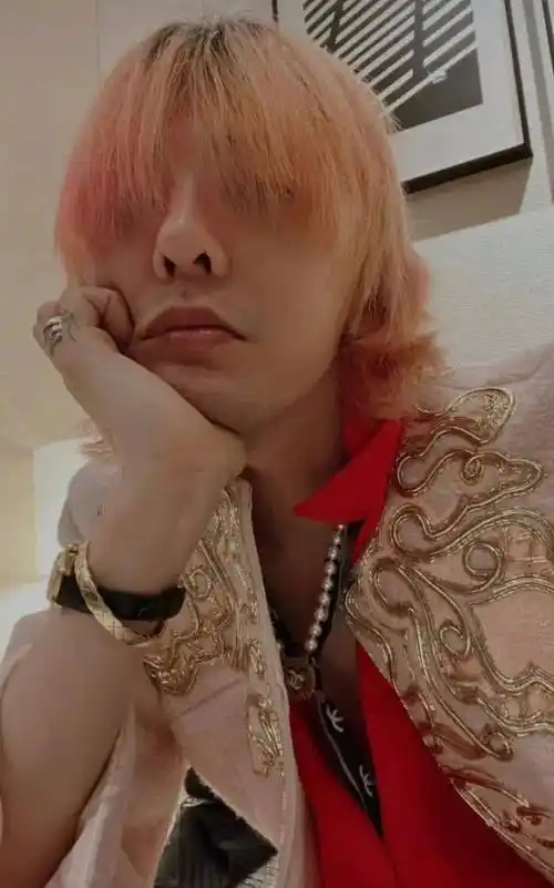 锁骨太瘦了.最新权志龙ins自拍照_锁骨