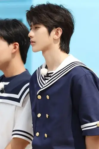 蔡徐坤穿水手服,还是蛮帅的,隔着屏幕都能感受到鲜