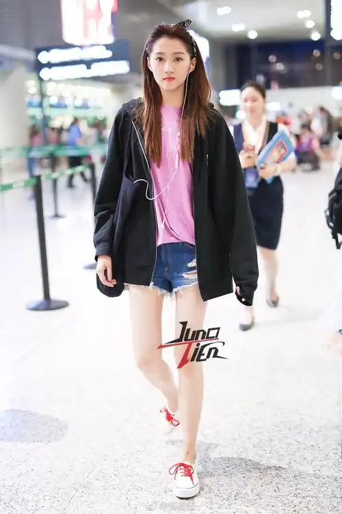 关晓彤现身上海机场,她身穿粉色t恤搭配蓝色破洞牛仔短裤