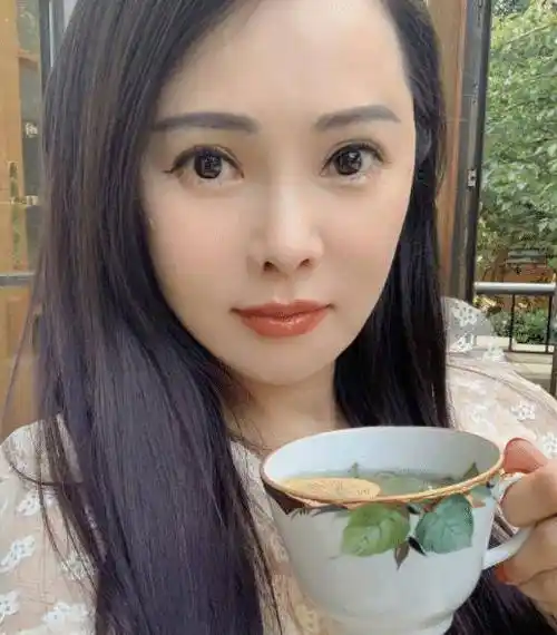 原创53岁伊能静晒美照分享不老秘籍绿色果蔬汁看着没食欲有时一天只吃