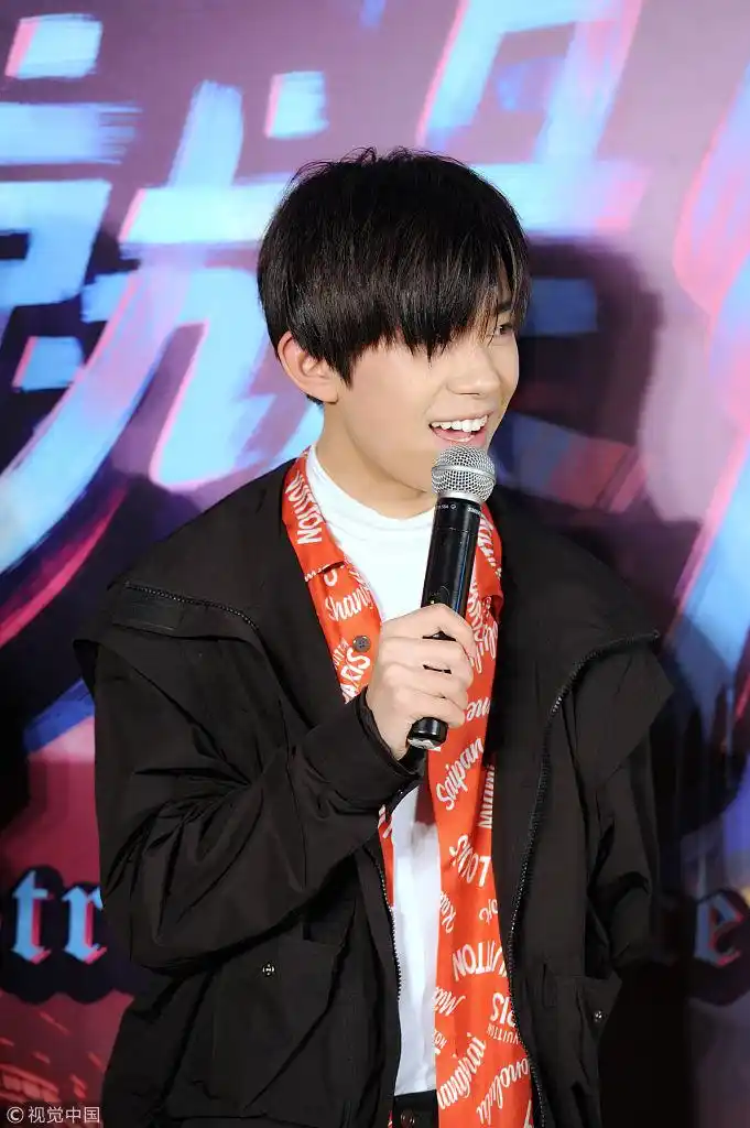 易烊千玺刘海遮眼新发型上热搜 被赞漫画里走出来的王子