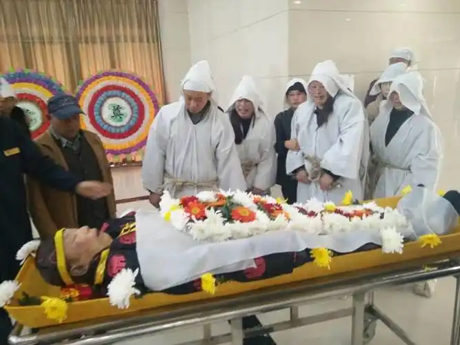 凤南社区民风民俗理事会代表瞻仰遗容!亲朋悼念追思,遗体告别仪式.
