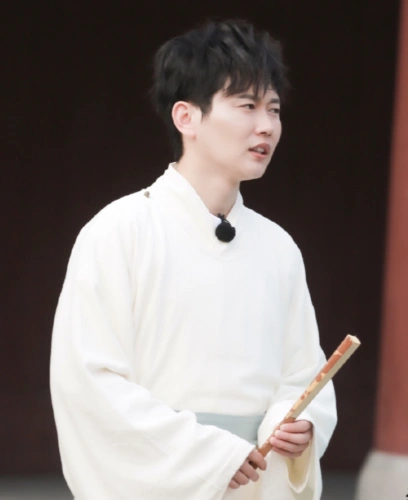 相比在台上的不正经,孟鹤堂的性格在剧中肯定会被限制,要想不出戏拍出