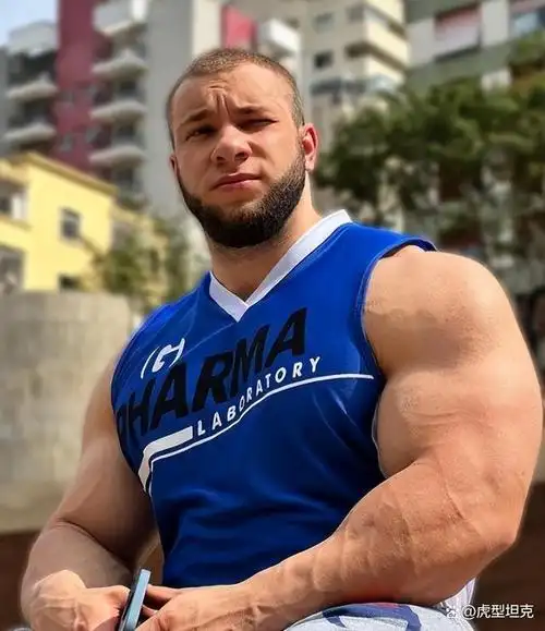 维塔利·乌戈尔尼科夫:25岁的俄罗斯"肌肉巨兽",体重达140公斤