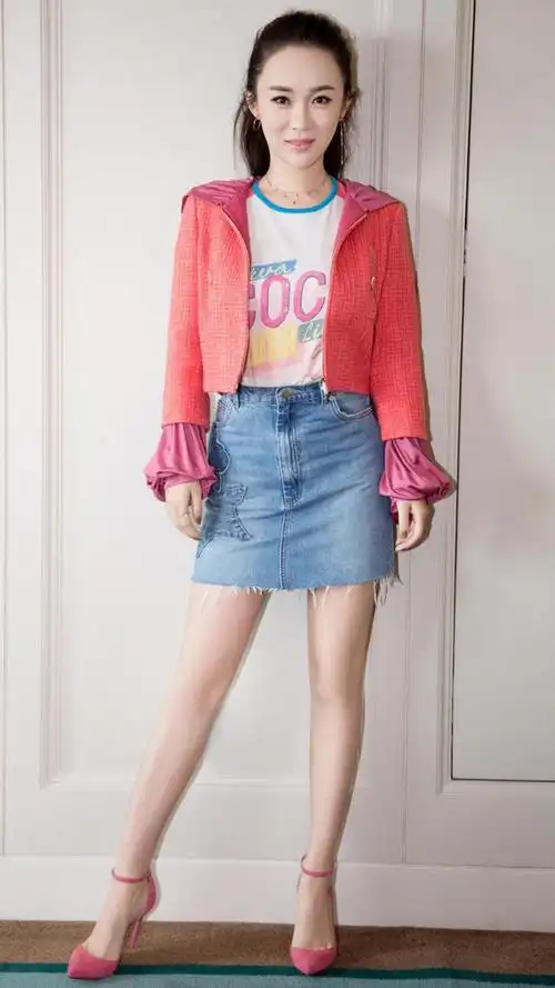 短款外套能够更好地秀出霍思燕大腿部线条,让整个人的身材比例更加