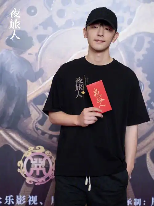 邓伦夜旅人官宣喽官博发的大合照