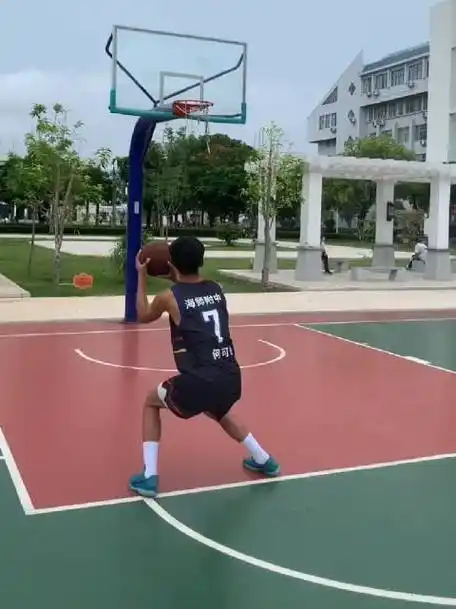 黑皮白袜篮球帅哥,这腿型还是很性感的