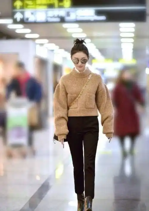 被景甜惊艳了,丸子头搭针织衫小黑裤,瘦出铅笔腿,却意外的时尚_造型