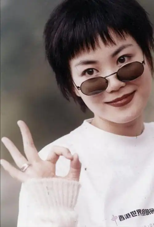 王菲作为一个华语乐坛的女歌手,甚至被人们称作是天后.