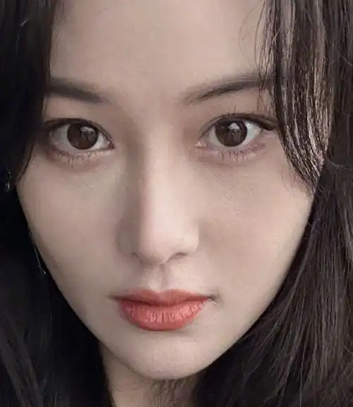 张馨予晒原相机自拍,浮粉与肌肤纹路抢镜,但不见毛孔黑头超自信