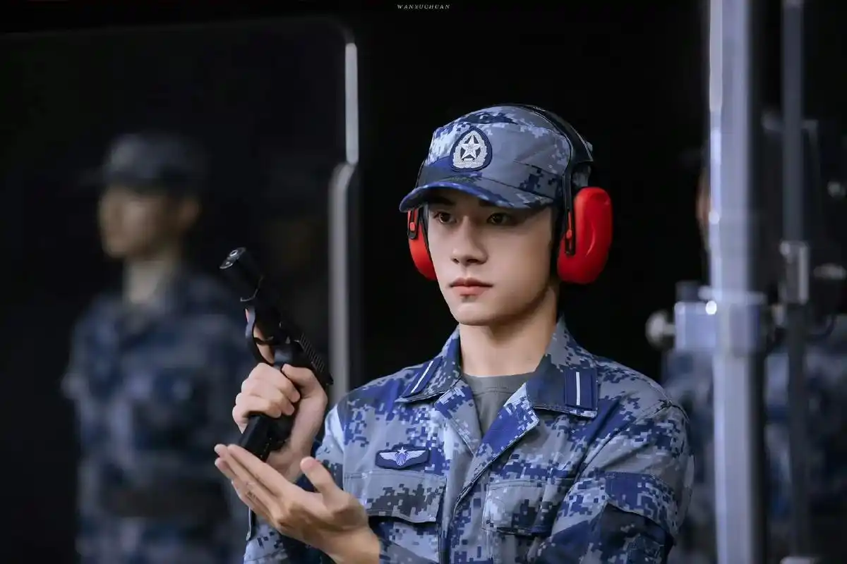 论易烊千玺和军装的适配度,这是想帅死谁啊,啊啊啊#易烊千玺  - 抖音