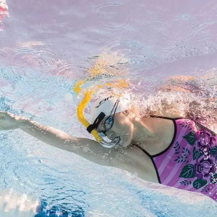 应该使用呼吸管来练习游泳吗