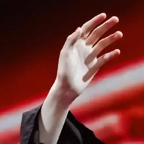 看看我们广告御用绝美手模@时代少年团-贺峻霖