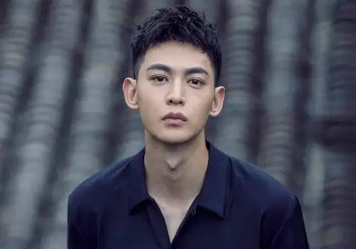 男士发型剃两边图片效果怎么样 细数秃鬓角发型对男生的形象影响