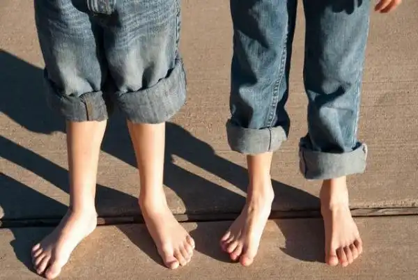 光脚走路有利也有弊,好处在于,能为身体带来3个改善