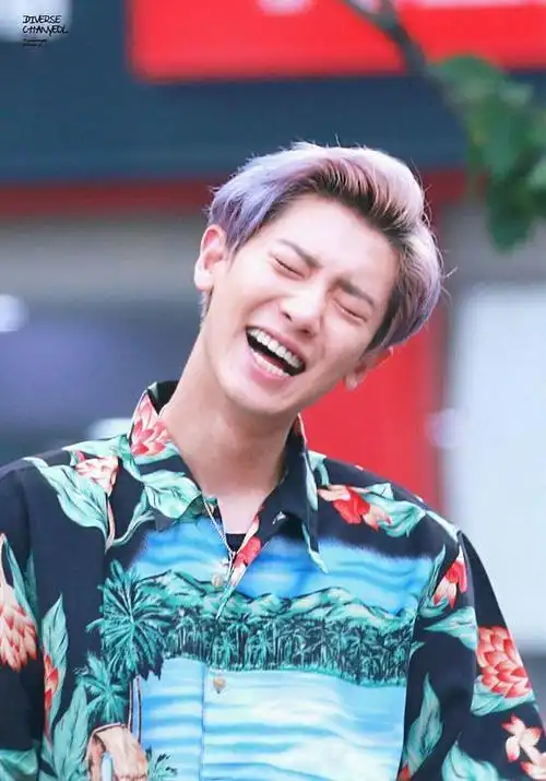 这是一个越往下拉笑容越大的93朴灿烈93笑容楼