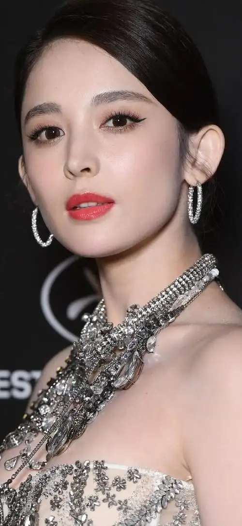 看了古力娜扎的高清怼脸生图,终于明白什么叫"新疆第一美女"了|妆容