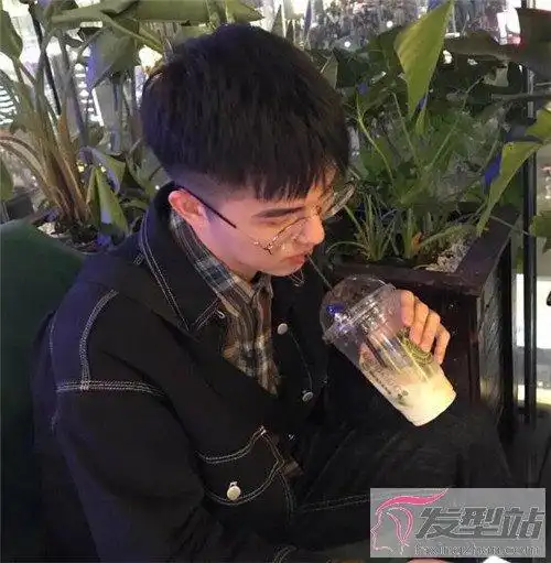 男生两边掏空发型帅气有型超有个性