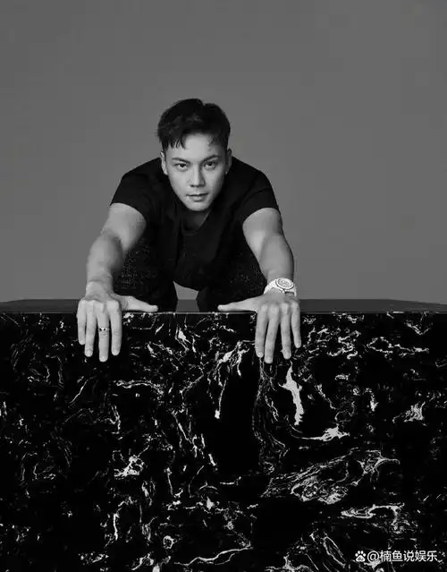 陈伟霆不愧是时尚宠儿!拍写真尽显男友力,黑白大片好有高级感