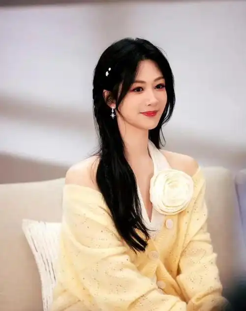 杨紫最新活动美照来袭,挂脖子玫瑰长裙配米黄针织开衫,优雅甜美_网易