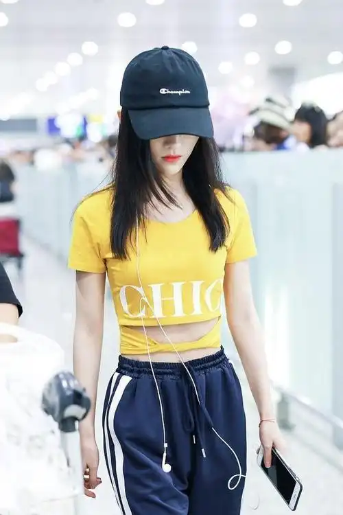 鞠婧祎有颜任性,穿露脐装故意炫腹秀腰,网友:这也太撩人了吧