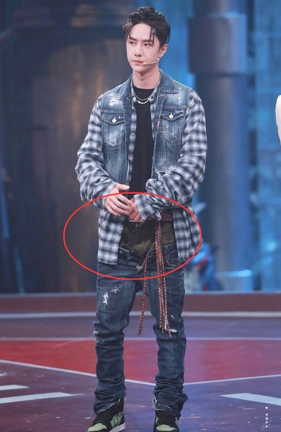 王一博真的越来越大胆了直接穿假两件的裤子这效果过于真实了