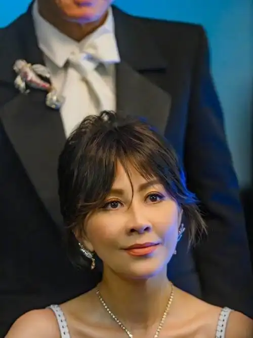 刘嘉玲晒夫妻合照57岁嘉玲姐体态年轻像三十多梁朝伟老态尽显