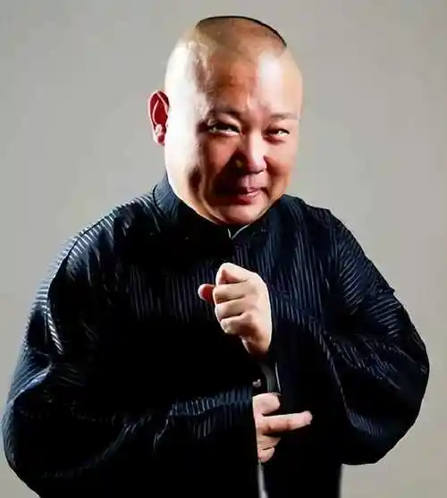 郭德纲直播首秀观众瞬间10万,直播间礼物刷不停,曹云金竟成榜