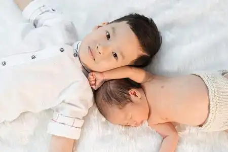 小babynewborn baby boy and older brother 照片