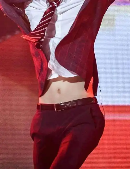 看看易烊千玺,杨洋的腰,再瞅瞅王俊凯的,笑得根本停不下来