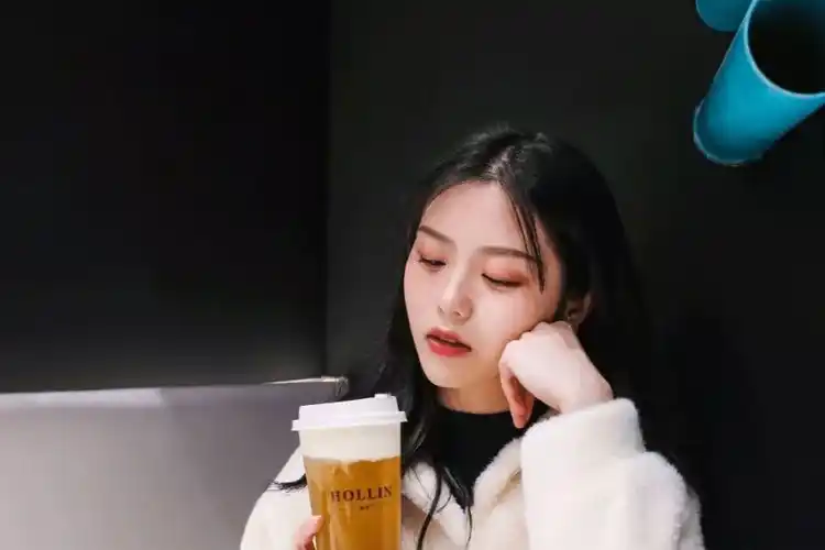 美少女的拍照新玩法,你还敢说自己会喝奶茶吗!_ps_姿势_镜头