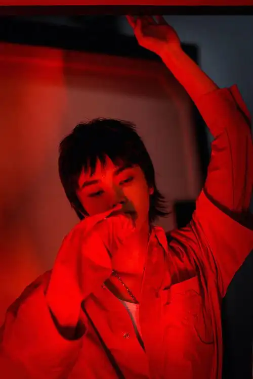 2021年9月19日讯,华晨宇出席某直播活动并拍摄造型写真,他身穿大红色