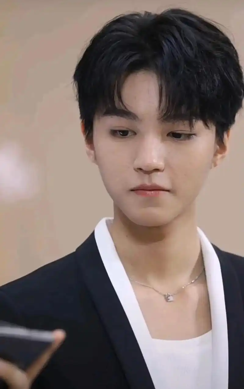 先生的眼睛 是我见过最亮的星#王俊凯 #生图 #王俊凯让人心 - 抖音