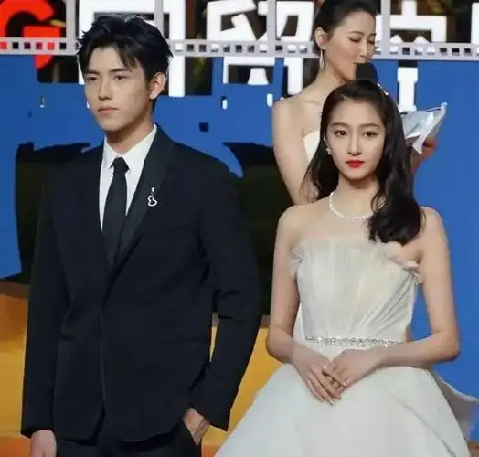 救命,我居然嗑起了关晓彤和陈飞宇