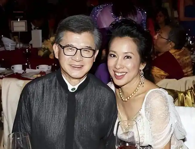 朱玲玲的烦恼:次子霍启山40岁独身,小儿子霍启仁35岁驰骋天下_霍震霆